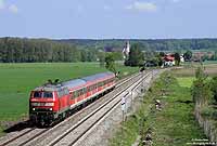 Mit dem aus n-Wagen gebildeten IRE4207 fährt die 218 491 am 5.9.2009 südlich von Mochenwangen in Richtung Friedrichshafen. Inzwischen sind die planmäßigen Einsätze dieser Wagen auf der Südbahn Geschichte. 