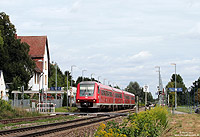 Ohne Halt passiert der IRE3209 nach Lindau Hbf den Haltepunkt Schemmerberg. 25.8.2010