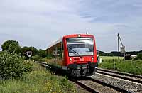 Am ehemaligen Haltepunkt Wattenweiler befindet sich in 578 Metern Höhe die Wasserscheide zwischen Rhein und Donau. Als RB22625 (Ulm – Memmingen) passiert der 650 014 die ehemalige Bahnstation. 10.5.2007
