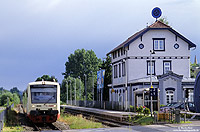 Ein Großteil der ehemaligen Empfangsgebäude ist erhalten geblieben und wird zum Teil privat genutzt. So auch das des Bahnhofs Warthausen in dem sich heute ein Knopfmuseum befindet. Als RB22626 erreicht der VT202 der HZL den Haltepunkt. 13.6.2004