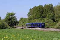 Im Juli 1993 übernahm die Bodensee Oberschwabenbahn (BOB) den Nahverkehr zwischen Aulendorf und Friedrichshafen. Zum Einsatz kommen hier Triebwagen vom Typ Regio-Shuttle RS1 von Stadler. Südlich von Aulendorf fährt der VT65 und VT66 als BOB87235 nach Friedrichshafen Hafen. 7.5.2009