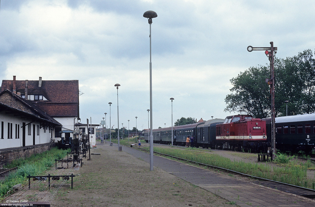 110 864 mit Rekowagen Bahnhof Zinnowitz auf Usedom mit Formsignale