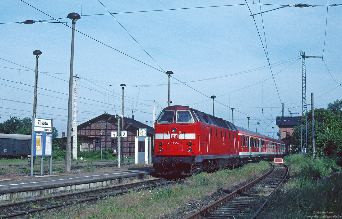 219 155 mit Regionalbahn nach Wolgast im Bahnhof Züssow