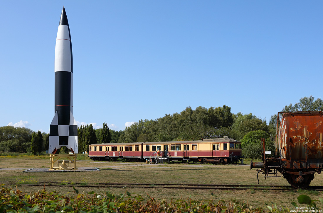 426 002 neben V2-Rakete im Historisch-Technischen Museums Peenemünde