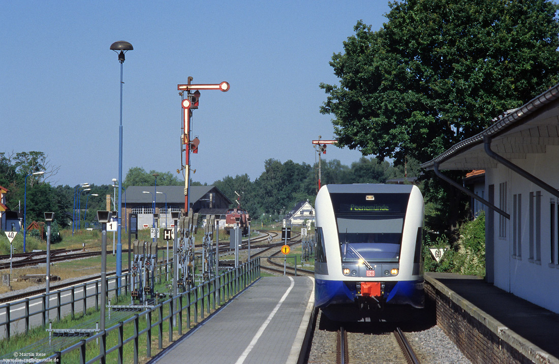 646 128 der UBB auf der Insel Usedom im Bahnhof Zinnowitz mit Formsignale und Lokschuppen