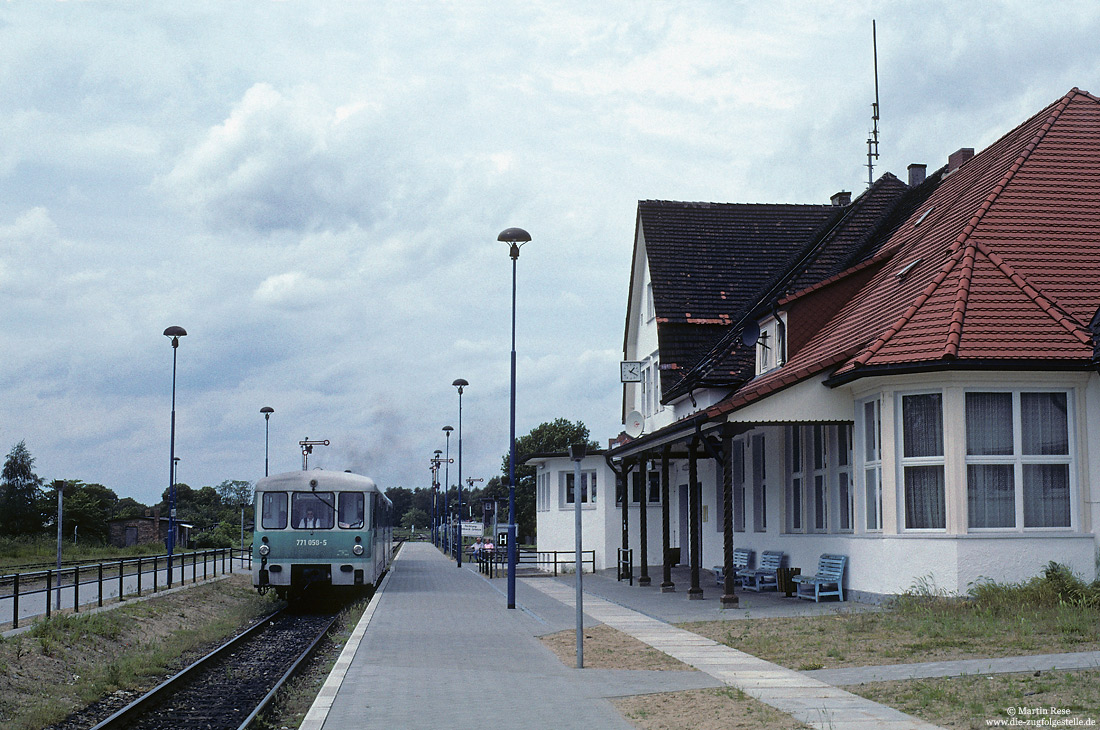 771 058 der UBB auf der Insel Usedom im Bahnhof Zinnowitz mit Formsignalen