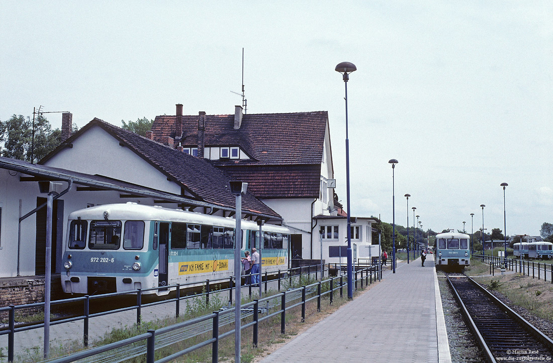 972 202 der UBB auf der Insel Usedom im Bahnhof Zinnowitz mit Empfangsgebäude