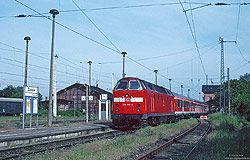 219 155 mit Regionalbahn nach Wolgast im Bahnhof Züssow