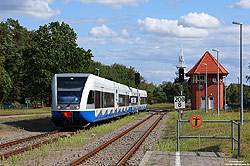 646 104 der UBB auf der Insel Usedom im Bahnhof Seebad-Heringsdorf mit Stellwerk Hef