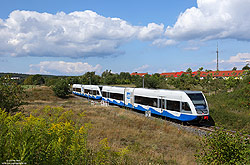 Seit 1994 betreibt die DB-Tochter „Usedomer Bäderbahn“ den Verkehr auf der Insel Usedom. Am 14.8.2019 fährt die aus Züssow kommende RB18821 bei Heringsdorf Neudorf nach Swinoujscie Centrum.