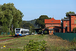 646 104 der UBB auf der Insel Usedom im Bahnhof Seebad-Ahlbeck mit Empfangsgebäude