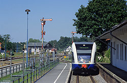 646 128 der UBB auf der Insel Usedom im Bahnhof Zinnowitz mit Formsignale und Lokschuppen