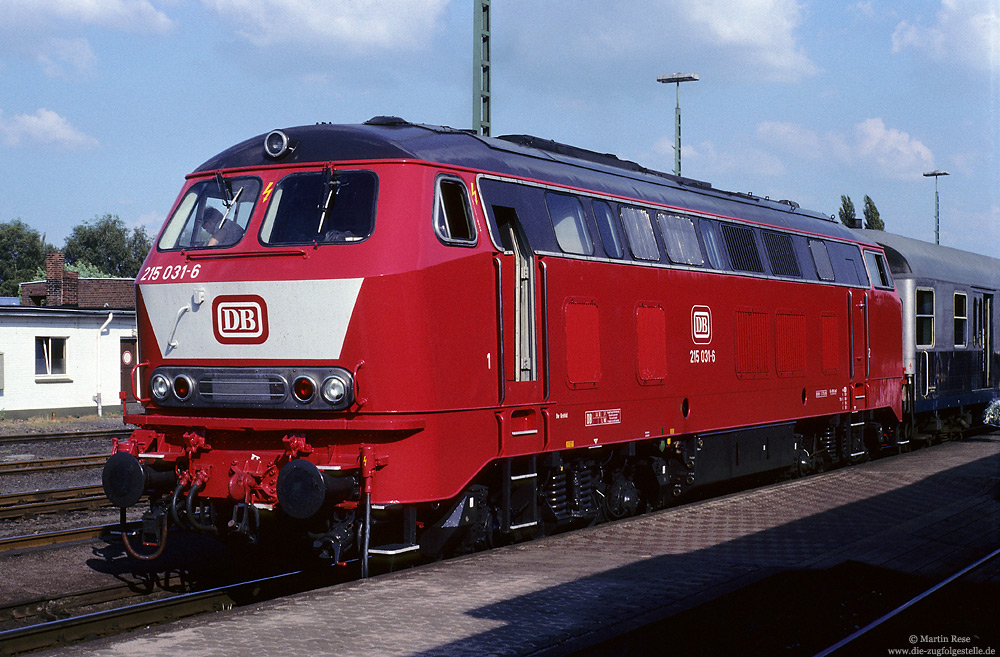 Drei Lokomotiven der Baureihe 215 (215 030 - 032) wurden 1976 mit einer elektrischen Zugheizung ausgerüstet. Hierzu erhielten die Lokomotiven, ähnlich wie bei der 217, einen zusätzlichen Dieselmotor mit Generator. Am 6.7.1989 präsentierte sich die frisch hauptuntersuchte 215 031 vom Bw Krefeld in Kleve.