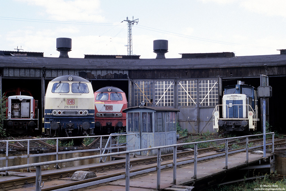 Mitte 2001 wurden im Bw Gießen ausgemusterte Diesellokomotiven gesammelt. Neben der 216 193 und 360 541 wartete auch die Giessener 215 068 auf ihr weiteres Schicksal. 22.10.2001