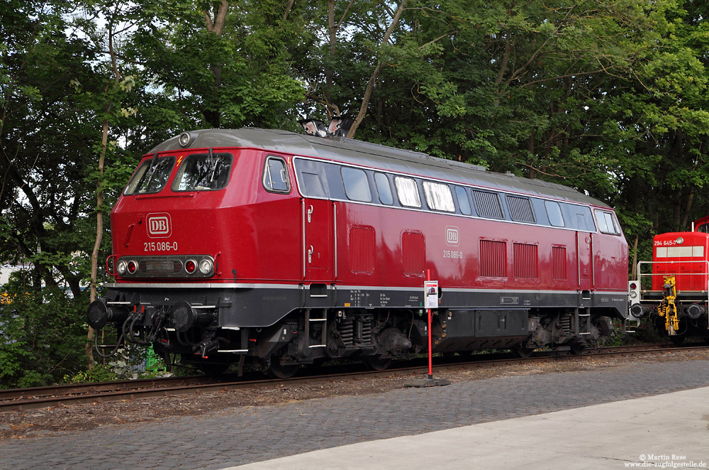 So manche Lok der V160-Familie ist heute bei Privatbahnen im Einsatz. Die 225 086 (MaK, 2000091/1971)  wurde im Juni 2011 an die Rheinische Eisenbahn GmbH verkauft und präsentiert sich seit ihrer Hauptuntersuchung (HBX 22.5.2012) in der altroten Lackierung als 215 086. Am 2.9.2012 war die 215 086 beim Kurhessenbahnfest in Korbach zu Gast.