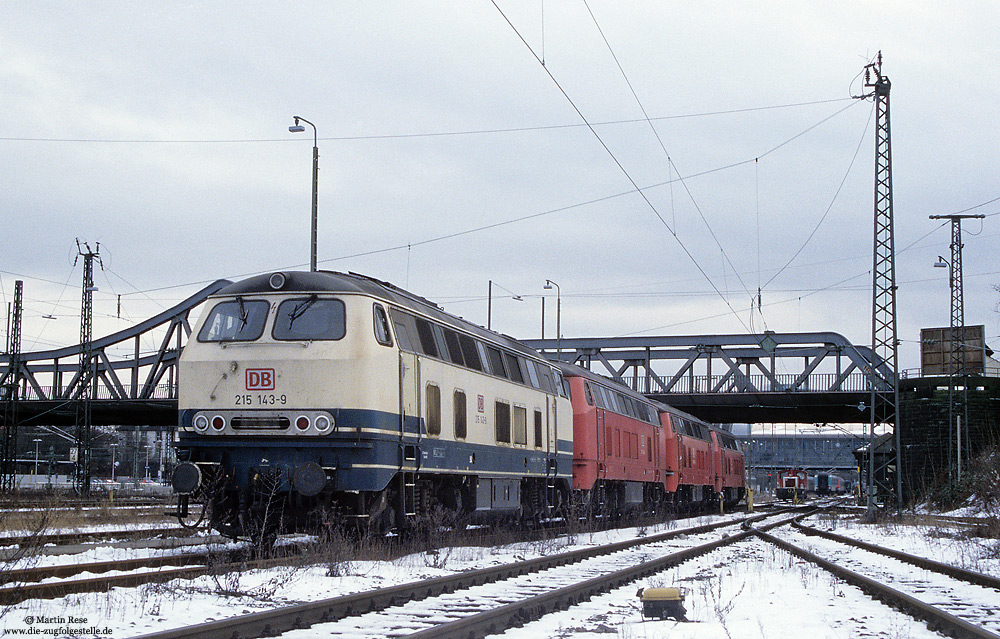 Nicht mehr im Betriebsbestand befand sich die in Darmstadt Hbf abgestellte Reihe 215, gebildet aus 215 143, 148, 107 und 147. 27.12.2001