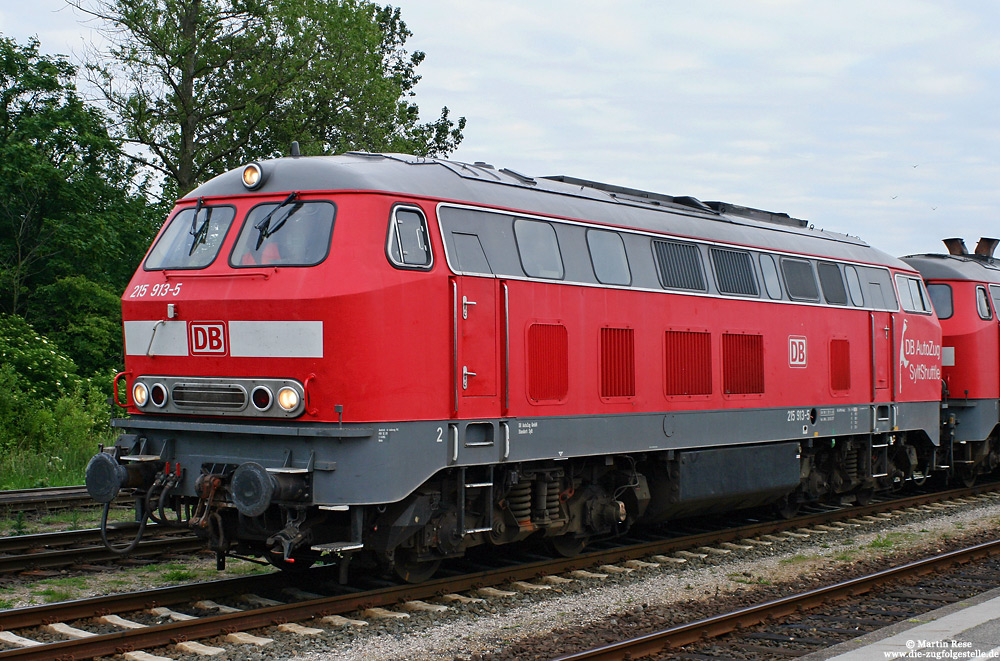Hinter der 215 903 verbirgt sich die 215 127, die am 15.1.2003 bei Bw Trier ausgemustert wurde. Am 24.5.2007 habe ich die Lok in Niebüll fotografiert.