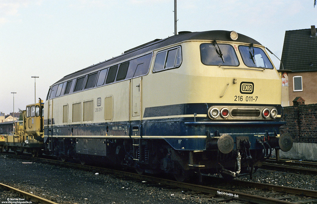 Am 7.11.1985 weilte die Oberhauser 216 011 zu Besuch in Paderborn Hbf. Die Lok wurde am 21.8.1964 beim Bw München Hbf als erste Serien-216 in Dienst gestellt und am 30.11.1994 bei Bw Osnabrück ausgemustert.