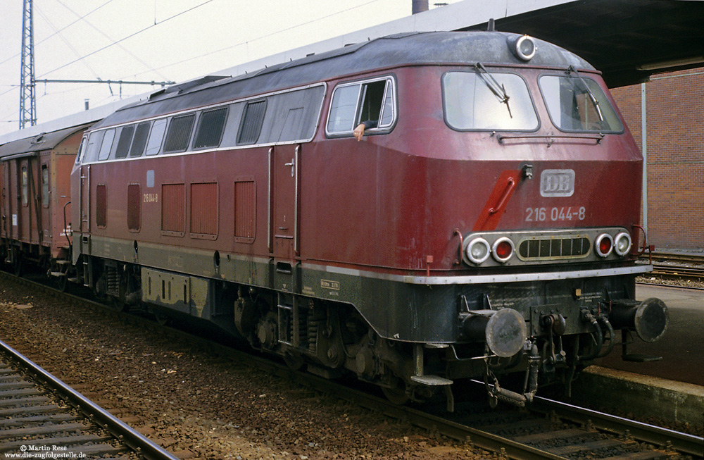 Am 21.4.1986 entstand in Paderborn Hbf die Aufnahme der äußerlich wenig gepflegten Oldenburger 216 044. Erwähnenswert ist, dass die Lok auf der Front zwischen den Lampen einen „Kühlergrill“ der 216-Prototypen besaß!