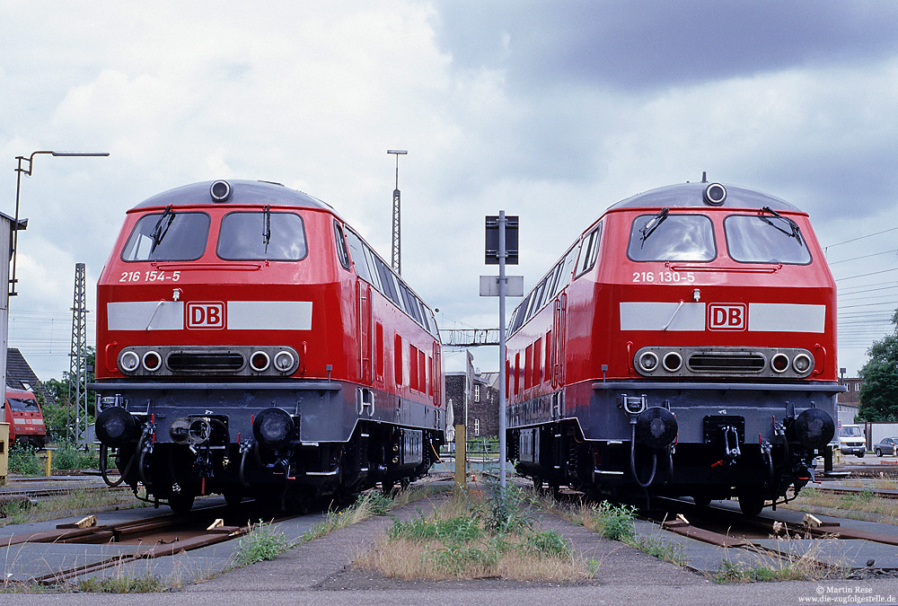 Mit Inbetriebnahme der Neubaustrecke Köln – Rhein/Main entschied man sich für ein Abschleppkonzept mit Diesellokomotiven, um liegengebliebene Züge von der Strecke schleppen zu können. Zu diesem Zweck übernahm DB-Fernverkehr sieben Lokomotiven der Baureihe 216 von DB-Cargo und zeichnete diese in die Baureihe 226 um. Am 10.6.2002 befanden sich die 216 154 und 216 130 für die Lokführerausbildung in Köln Bbf. Die Umzeichnung erfolgte erst vier Monate später.