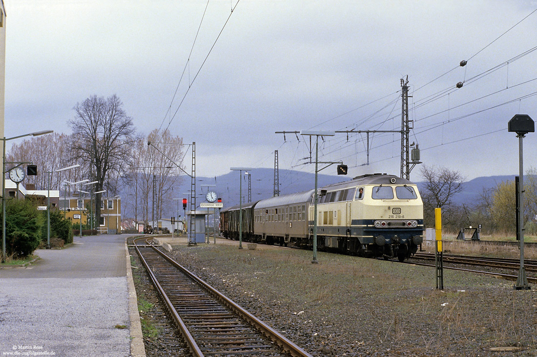 Die 216 vom Bw Kassel waren auf fast allen nordhessischen Nebenbahnen zu Hause. Mit dem N7920 (Eschwege - Kassel Hbf) hat die 216 219 den Bahnhof Eschwege West erreicht. 12.4.1985