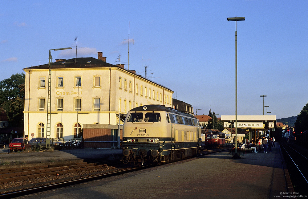 Im letzten Licht des 26.9.1988 entstand das Foto der Regensburger 217 003 im Bahnhof Cham (Oberpf.).