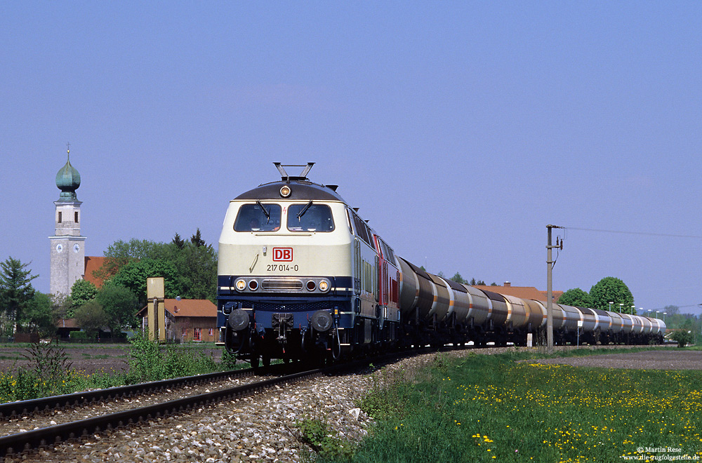 Ende 2000 wurde die Baureihe 217 von Regensburg nach Mühldorf umbeheimatet, wo diese Lokomotiven überwiegend in Doppeltraktion zwischen München und Burghausen eingesetzt werden. Mit einem Flüssiggaszug passieren die 217 014 und 019 die bekannte Fotostelle bei Heiligenstadt. 5.5.2006