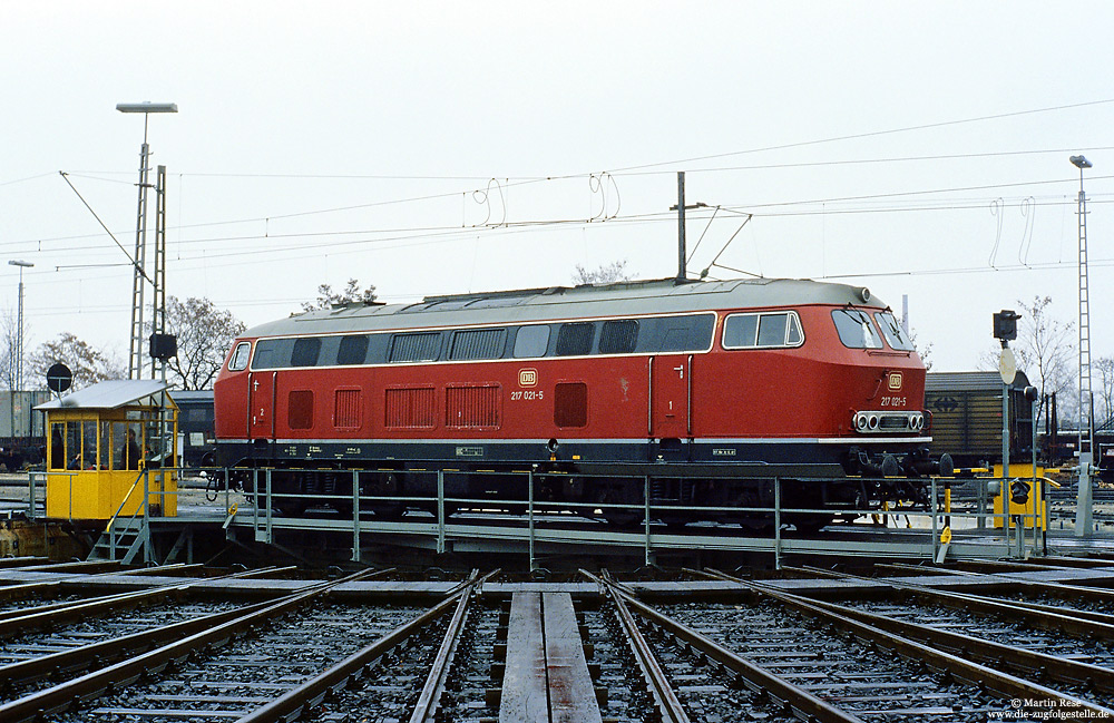 Vom Bw Regensburg wurde häufig der Nürnberger Rangierbahnhof erreicht. Im dortigen Betriebswerk habe ich die 217 021 fotografiert. 9.12.1984