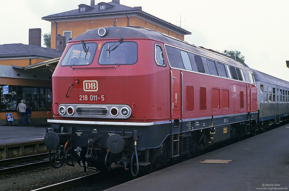 Die zwölf Prototypen der Baureihe 218 waren über Jahre hinweg beim Bw Regensburg beheimatet. Am 19.8.1986 bekam ich in Marktredwitz die 218 011 vor die Linse.
