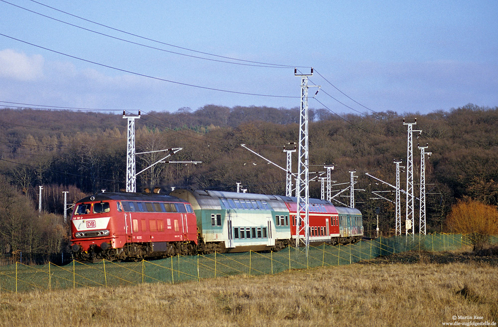 Seit Mitte 1998 war die Baureihe 218 auch in den neuen Bundesländern beheimatet. Vom Werk Halberstadt aus bespannt die 218 116 den RE36089 (Magdeburg - Sangerhausen), aufgenommen bei Riestedt. 12.2.2001