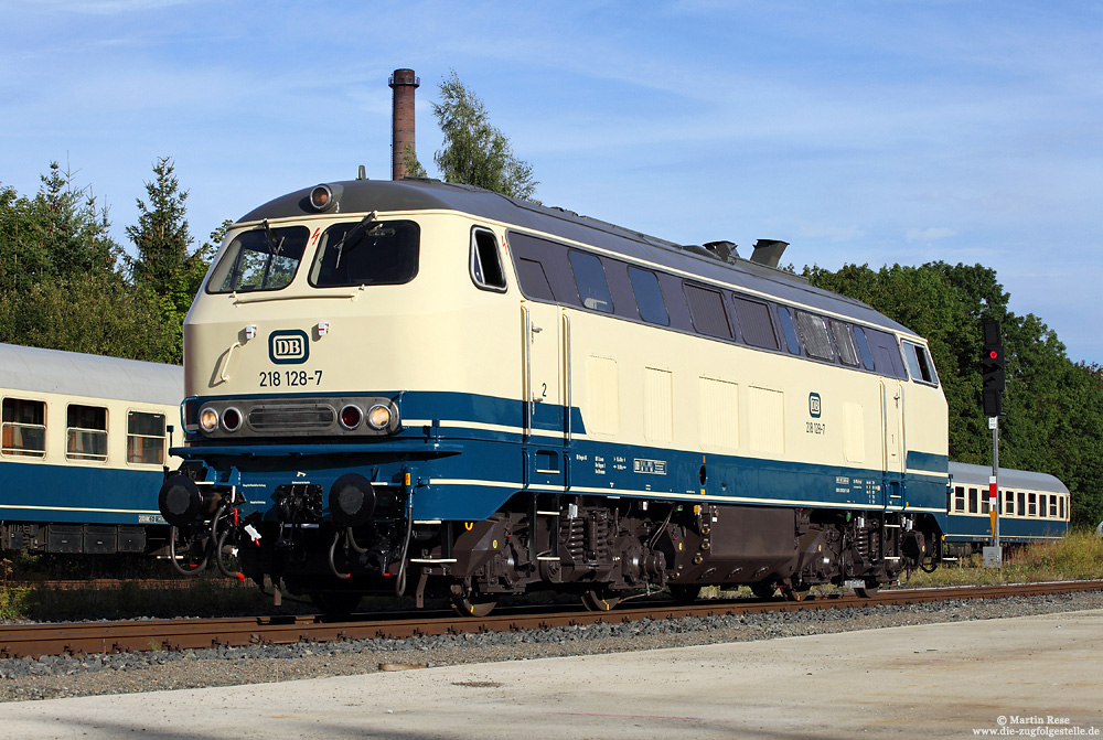„Wie aus dem Ei gepellt“ präsentiert sich die 218 128 des Vereins zur Erhaltung historischer Lokomotiven (VzEhL) beim Kurhessenbahnfest am 2.9.2012 in Korbach.