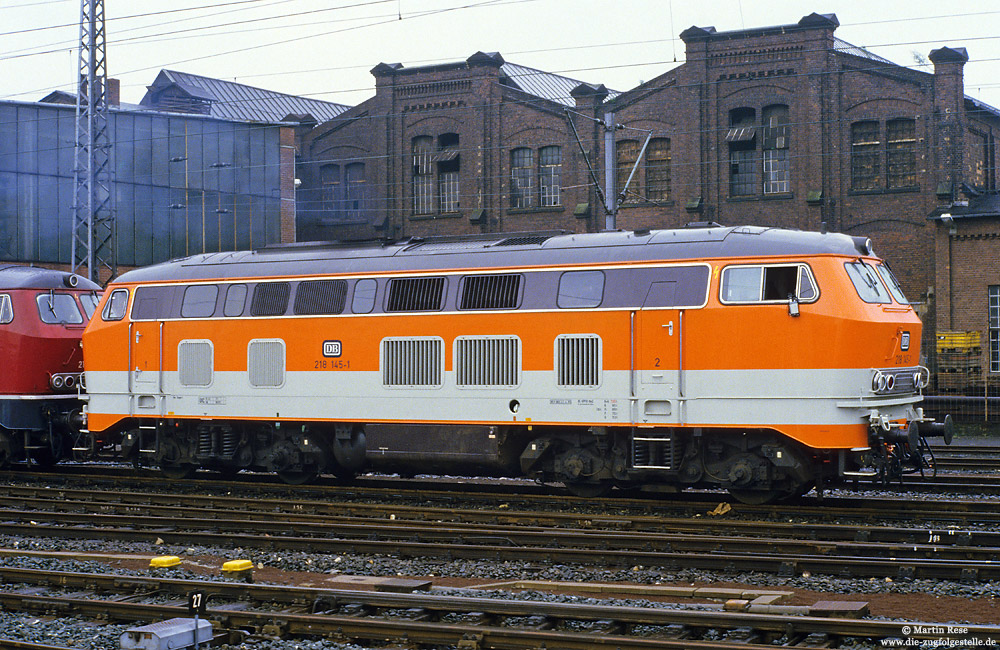 Zum Vergleich eine CityBahn-Lok im Original-Lack: Am 9.7.1985 war die 218 145 zu Besuch in Paderborn Hbf. 