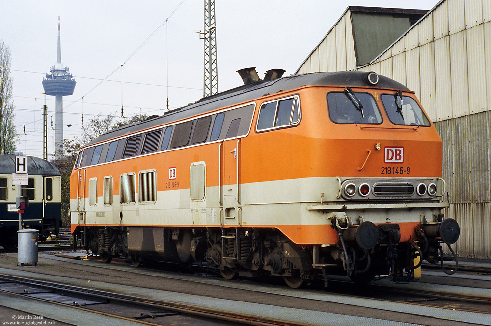 Eine der letzten 218 im CityBahn-Lack war die 218 146, fotografiert in Köln Bbf am 22.11.1995.