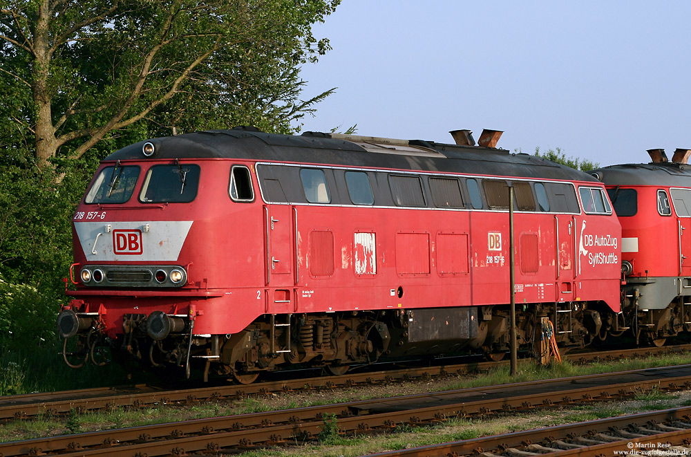 Die einzige orientrote 218 bei DB-Autozug war die 218 157. Das Foto der Lokomotive entstand am 25.5.2007 in Niebüll.
