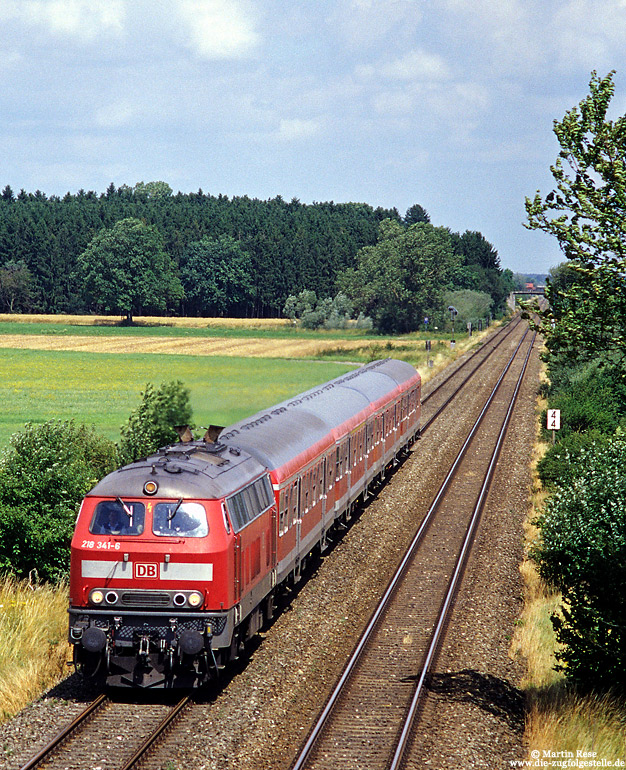 Die Allgäubahn ist schon seit Jahrzehnten eine 218-Domäne. Zwischen Buchloe und Beckstetten fährt die 218 341 mit dem RE 21208 aus München nach Lindau. 20.7.2005