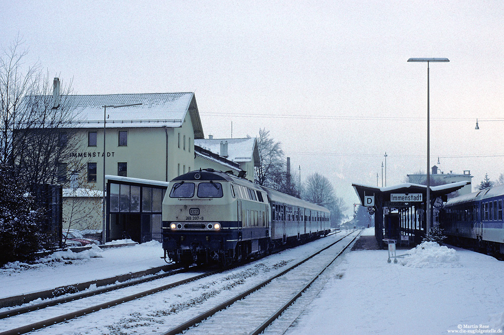 Im verschneiten Bahnhof Immenstadt habe ich am 29.11.1993 die Haltinger 218 397 mit dem E3785 (Ulm - Basel) fotografiert.