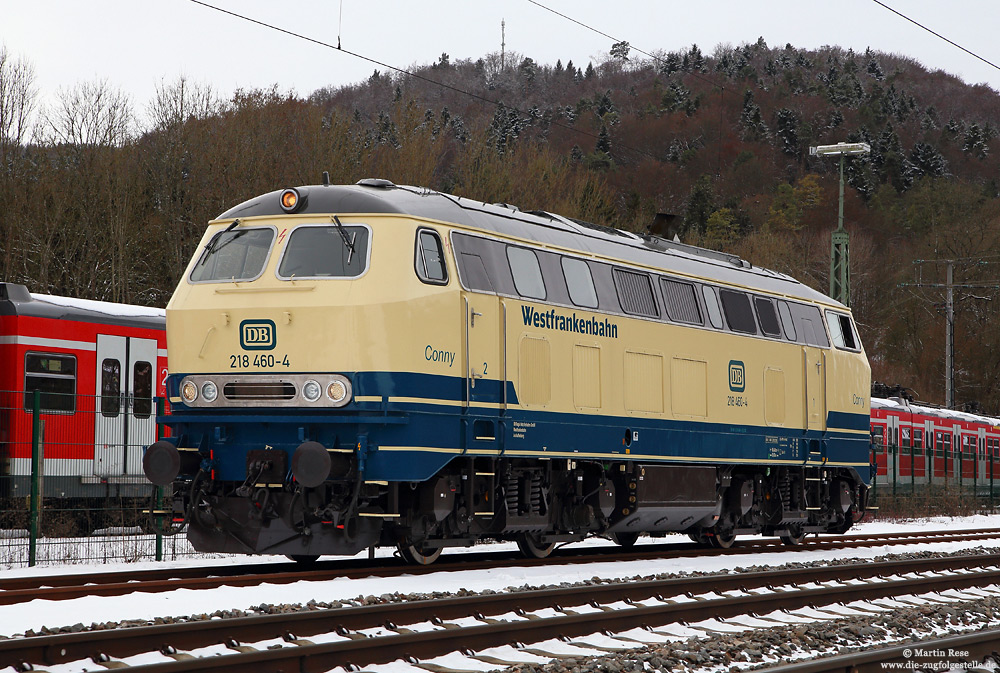 Neben der Kurhessenbahn hat auch die Westfrankenbahn eine 218 im Bestand – die 216 460, die im Dezember 2016 das Werk Bremen in der oceanblau/beigen Lackierung der deutschen Bundesbahn verlassen hat. Am 11.1.2017 bekam ich die frisch lackierte Lok in Horb vor die Linse.
