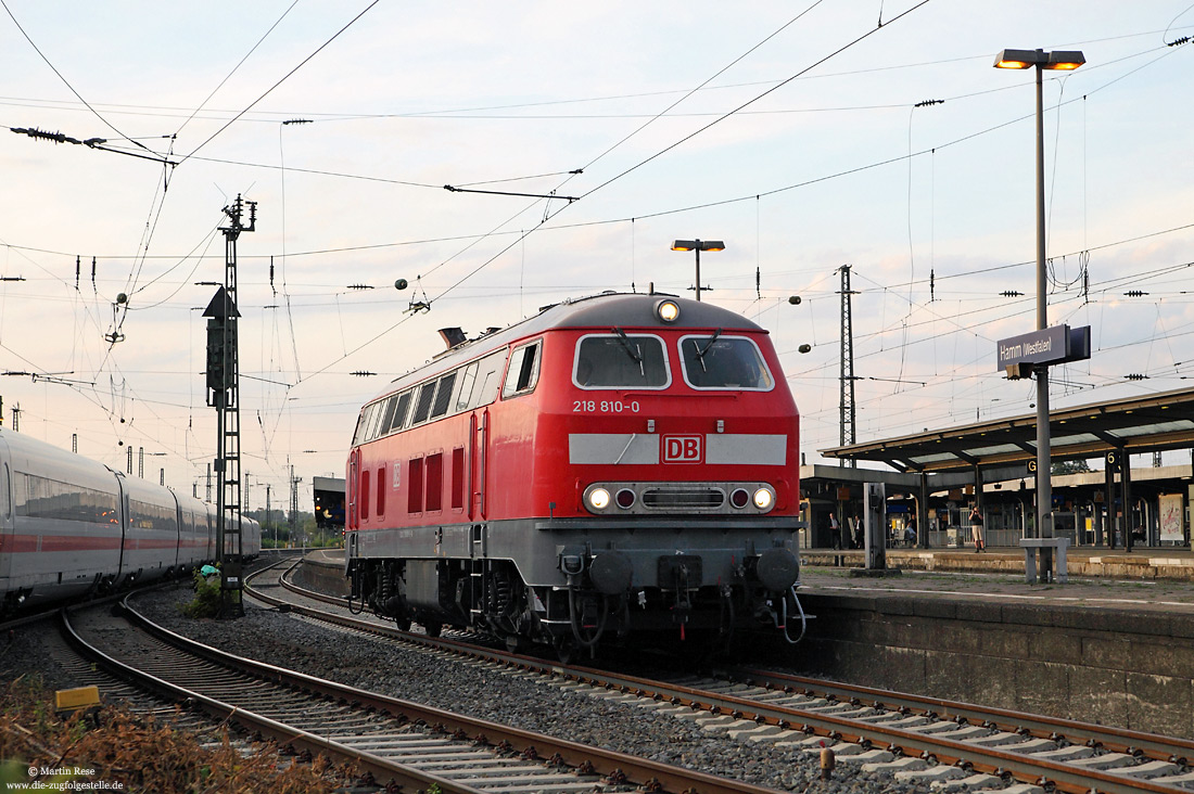 Abschlepplokomotive 218 810 in verkehrsrot im Bahnhof Hamm