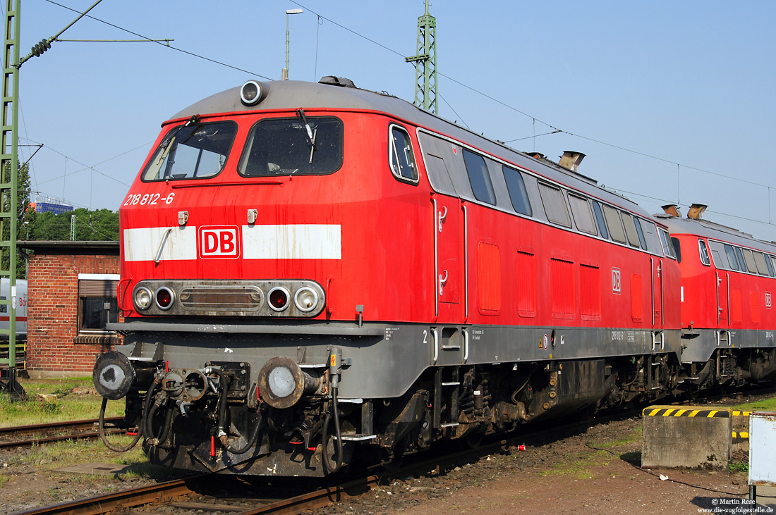 Abschlepplokomotive 218 812 in verkehrsrot in Köln Bbf