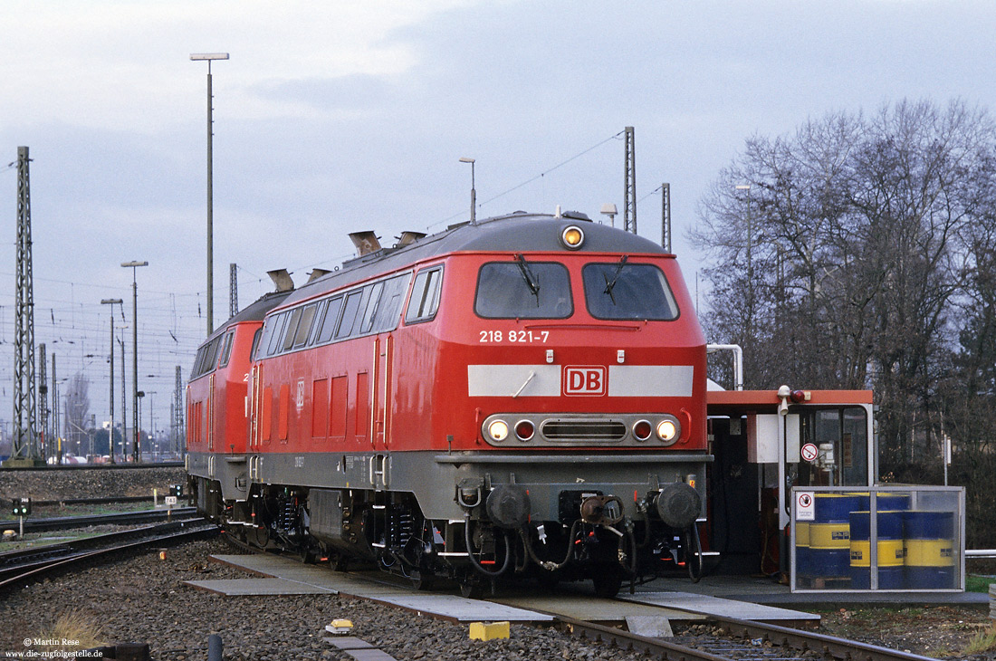 Abschlepplokomotive 218 821 in verkehrsrot an der Tankstelle im Bw Gremberg