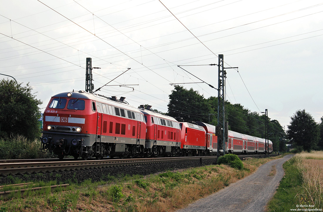 Abschlepplokomotive 218 825 in verkehrsrot mit Doppelstockzug im Schlepp bei Hubertushof Strecke Düren - Aachen