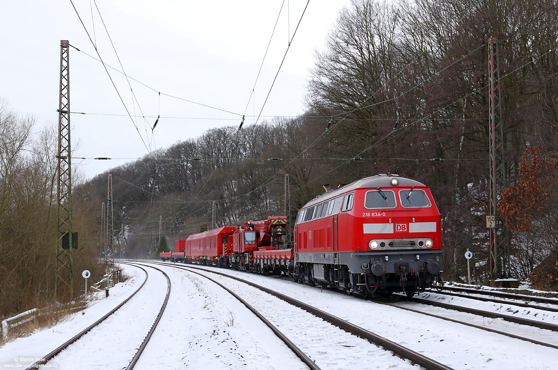 Abschlepplokomotive 218 834 in verkehrsrot mit Notfallkran bei Westhofen im Schnee