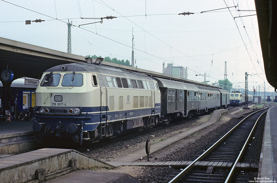 218 907 ehemals 210 007 in ozeanblau beige im Bahnhof Göttingen