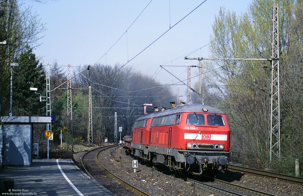 Im Mai 2001 wechselte die 215 004 vom Geschäftsbereich Nahverkehr zum Geschäftsbereich Cargo und wurde fortan als 225 004 geführt. Am 24.3.2003 passiert die 225 004 zusammen mit der 225 008 den Haltepunkt Bochum Riemke.