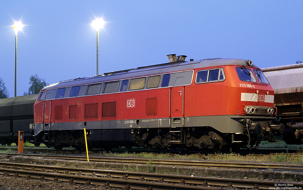 225 008 (ex 215 008) in Mainz Bischofsheim, 12.5.2004. An den „Abgashutzen“ auf dem Dach kann man erkennen, dass diese Lok den 2500PS-Motor besitzt.