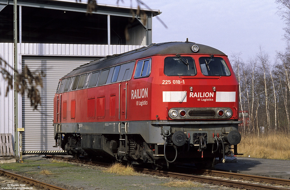 Der Geschäftbereich DB-Cargo hat in den Jahren seit der Bahnreform häufig den Namen gewechselt. Zumeist musste dann auf den Fahrzeugen ein neues Logo angebracht werden. Daher kann ich nicht mit Sicherheit sagen, ob das Logo „RAILION-Logistics“ auf der 225 018 am 22.2.2007 noch aktuell war.