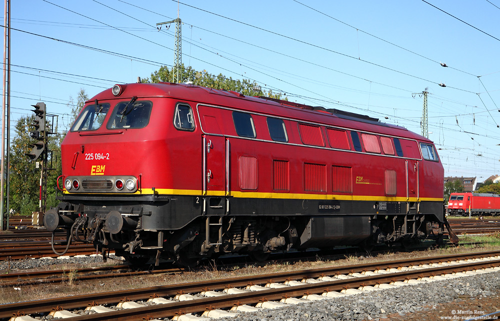 Auch einige Lokomotiven der Baureihe 225 gelangten nach dem Ausscheiden aus dem Staatsbahndienst zu Privatbahnen. So auch sie 225 094, die bei der EBM eine neue Heimat gefunden hat. Am 26.9.2015 konnte die in den „Hausfarben“ der EBM lackierte Lok in Bebra angetroffen werden.