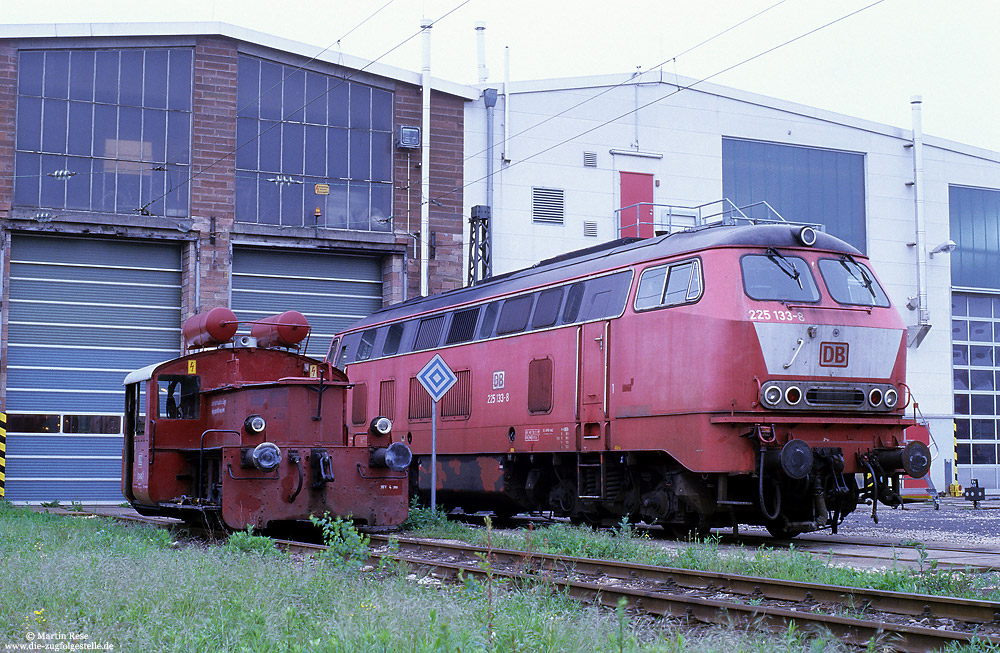 Im orientroten Farbkleid, als Baureihe 225 bezeichnet, wartete die ehemalige 215 133 im Bw Mainz Bischofsheim auf neue Aufgaben, 12.5.2004. Hier war seinerzeit auch die Akkukleinlok 381 020, eine Leihgabe des DB-Museums, im Einsatz.