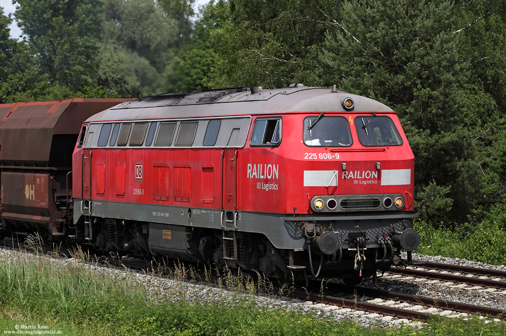 Hinter der 225 806 verbirgt sich die 218 006, die am 3.12.1968 beim Bw Regensburg in Dienst gestellt wurde. Am 15.6.2012 habe ich die Lok (seit 1.9.2005 als 225 806) bei Aulendorf fotografiert. Auf der Seite ist die UIC-Nummer 92 80 1218 006-5 D-DB angeschrieben.