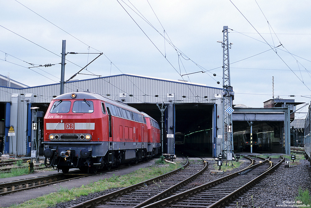 Die Abschlepplokomotiven von DB-Fernverkehr kommen nicht nur auf der Schnellfahrstrecke zum Einsatz. Am 23.5.2003 rangierten die 226 130 und 154 in Köln Bbf einen defekten ICE3.